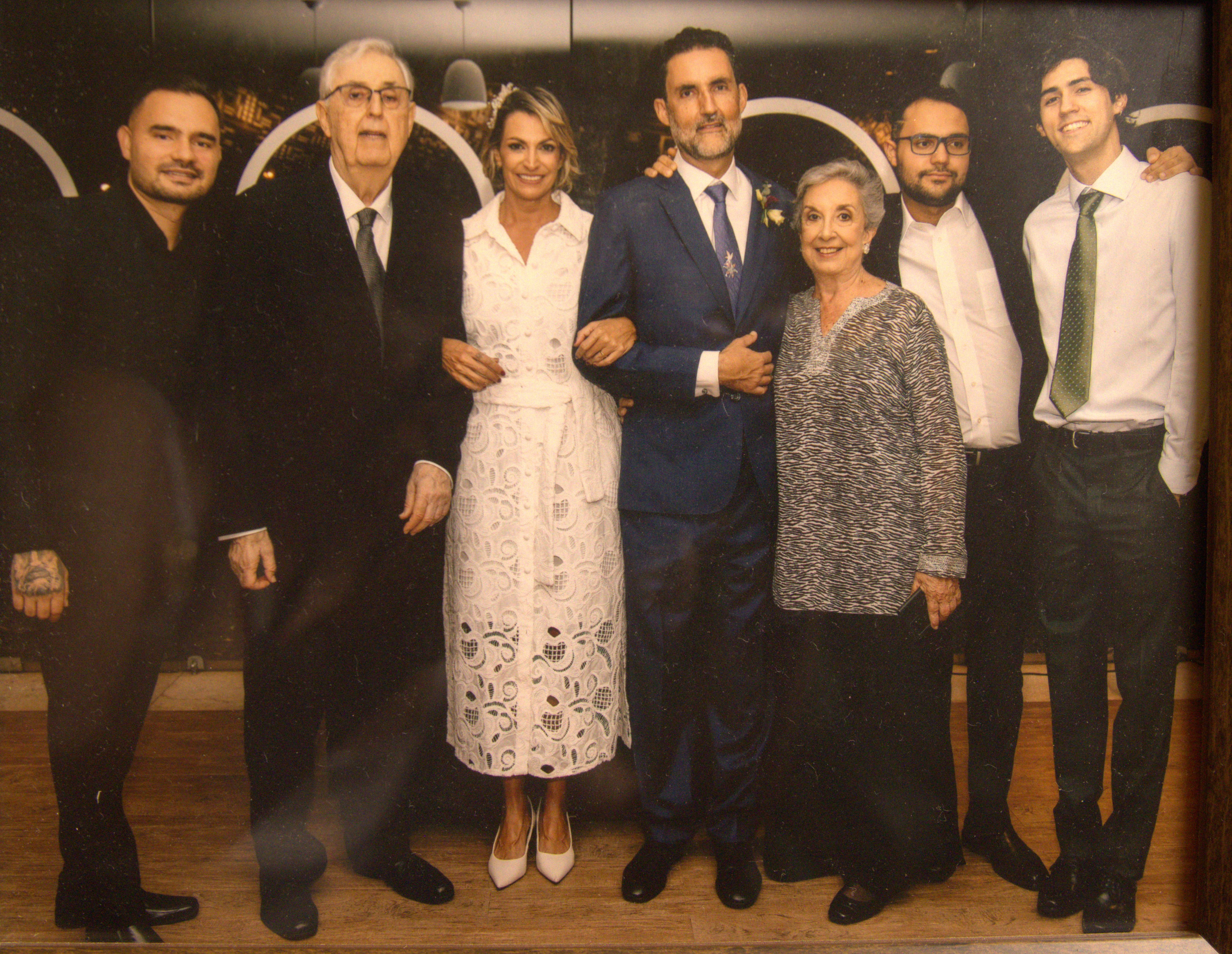 Gilberto Saboia prestigia o casamento do filho e também diplomata, embaixador Eduardo Saboia. Eduardo Saboia divide o centro da imagem com a esposa, Maria Paula. Á direita de Eduardo está Beatriz Rivadávia Lopes, atual companheira de Gilberto Saboia.
